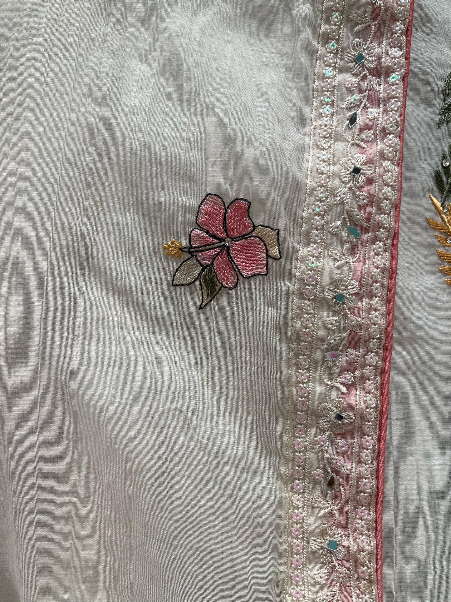 The top fabric is made from soft, breathable mul cotton,
