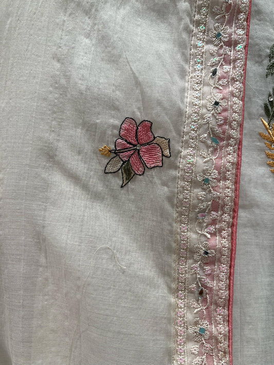 The top fabric is made from soft, breathable mul cotton,