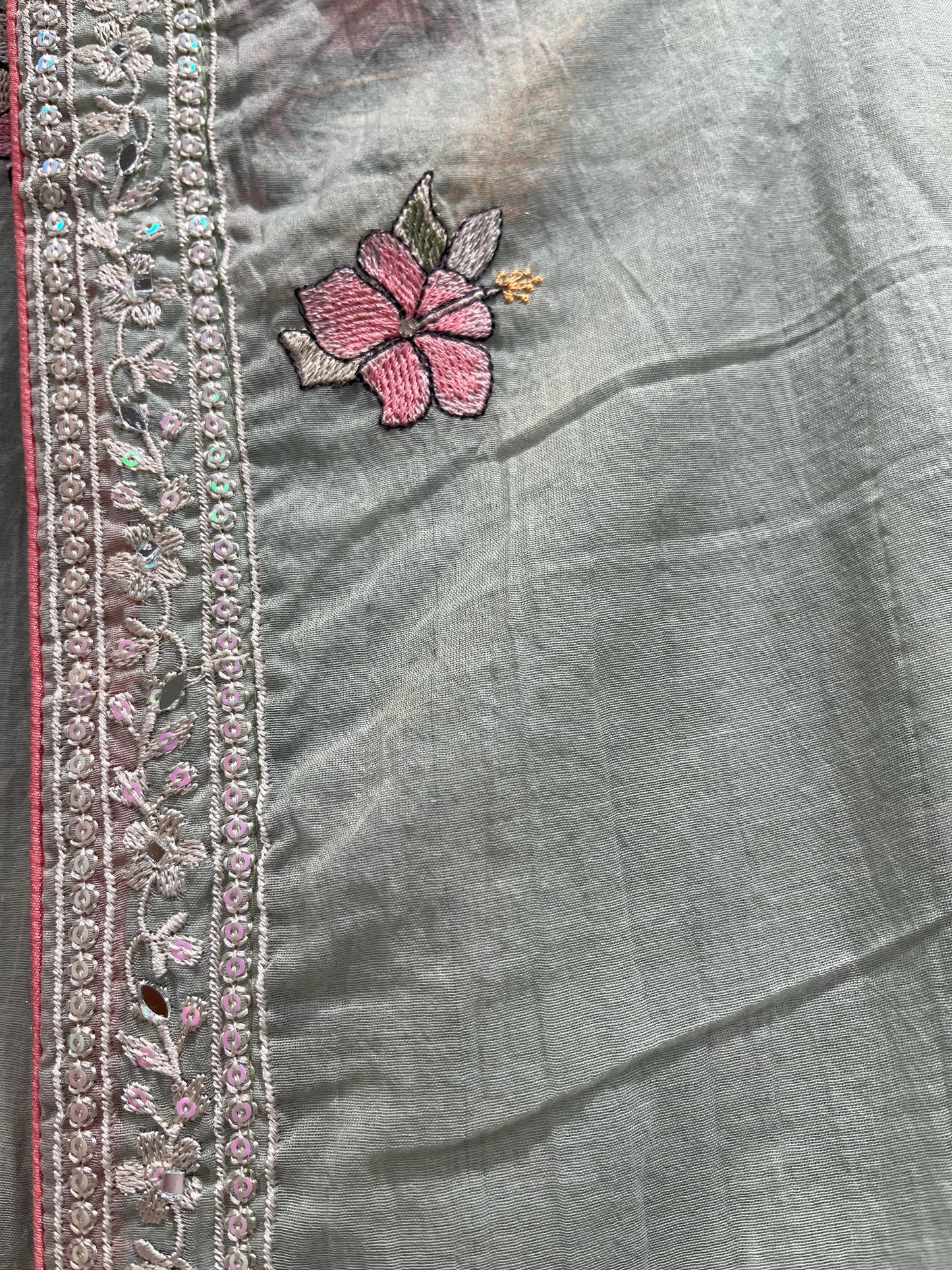 The top fabric is made from soft, breathable mul cotton,