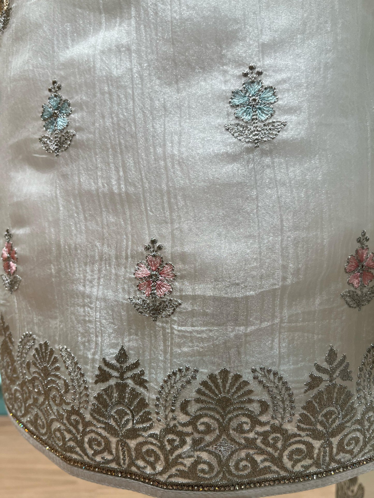 Elevate your ethnic wardrobe with our exquisite unstitched suit setx