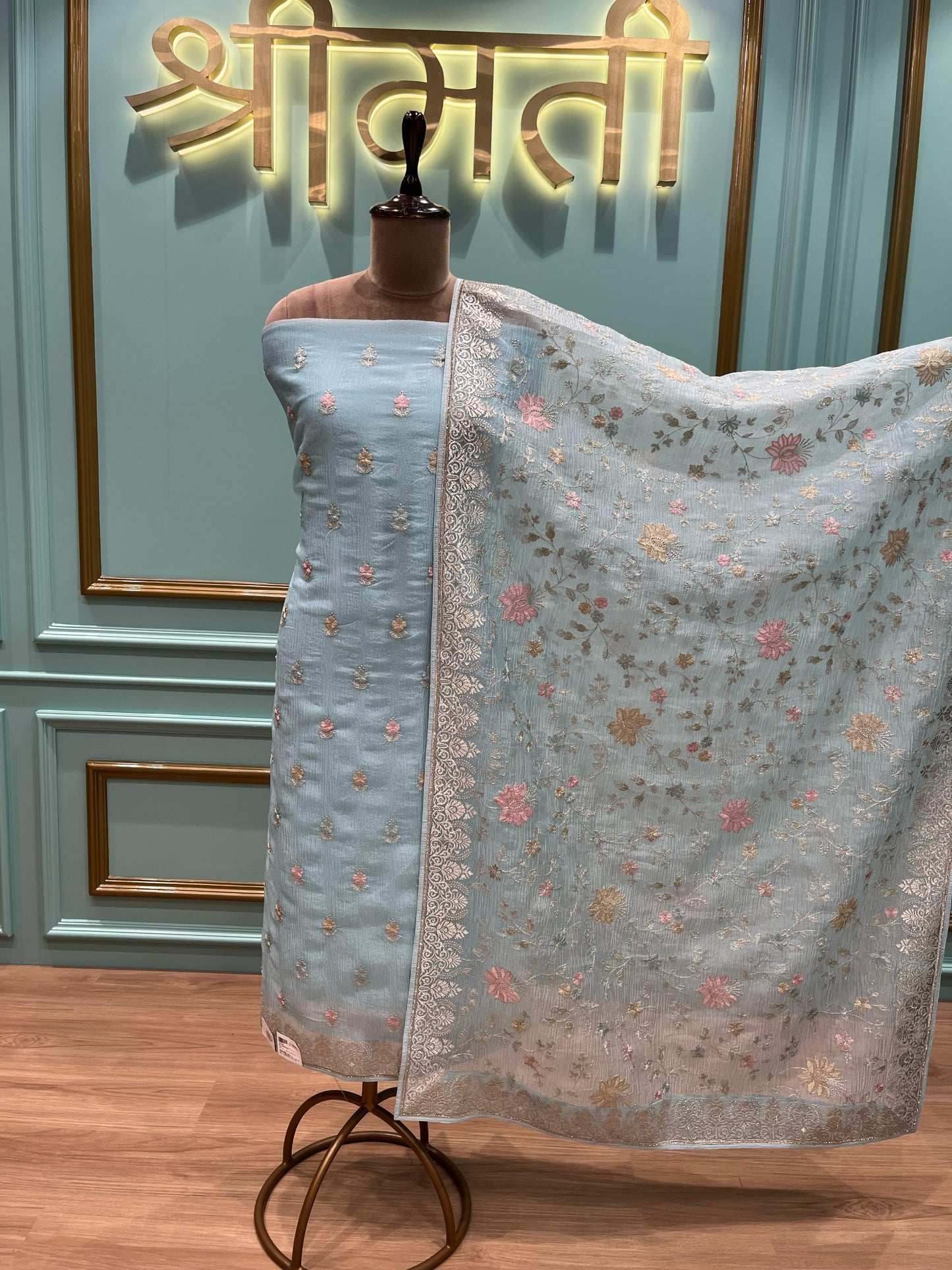 Elevate your ethnic wardrobe with our exquisite unstitched suit setx