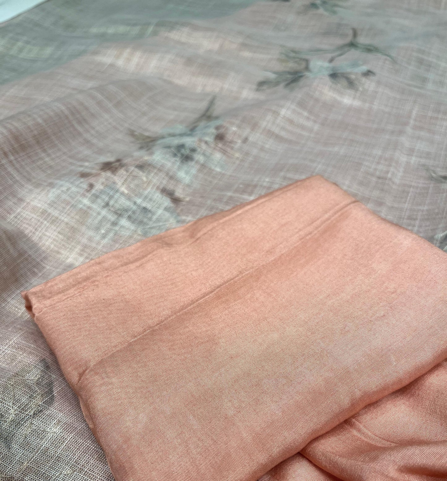 Elegance to your wardrobe with this unstitched linen shimmer suit
