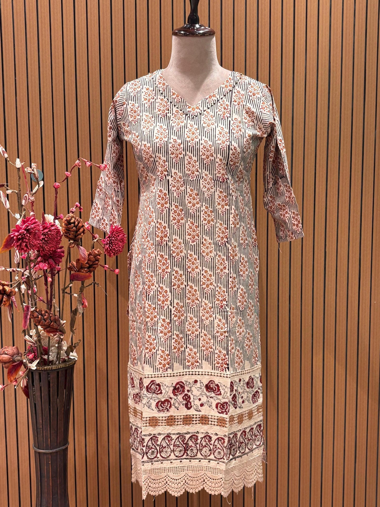 This elegant ethnic set features a printed kurta with lace detailing