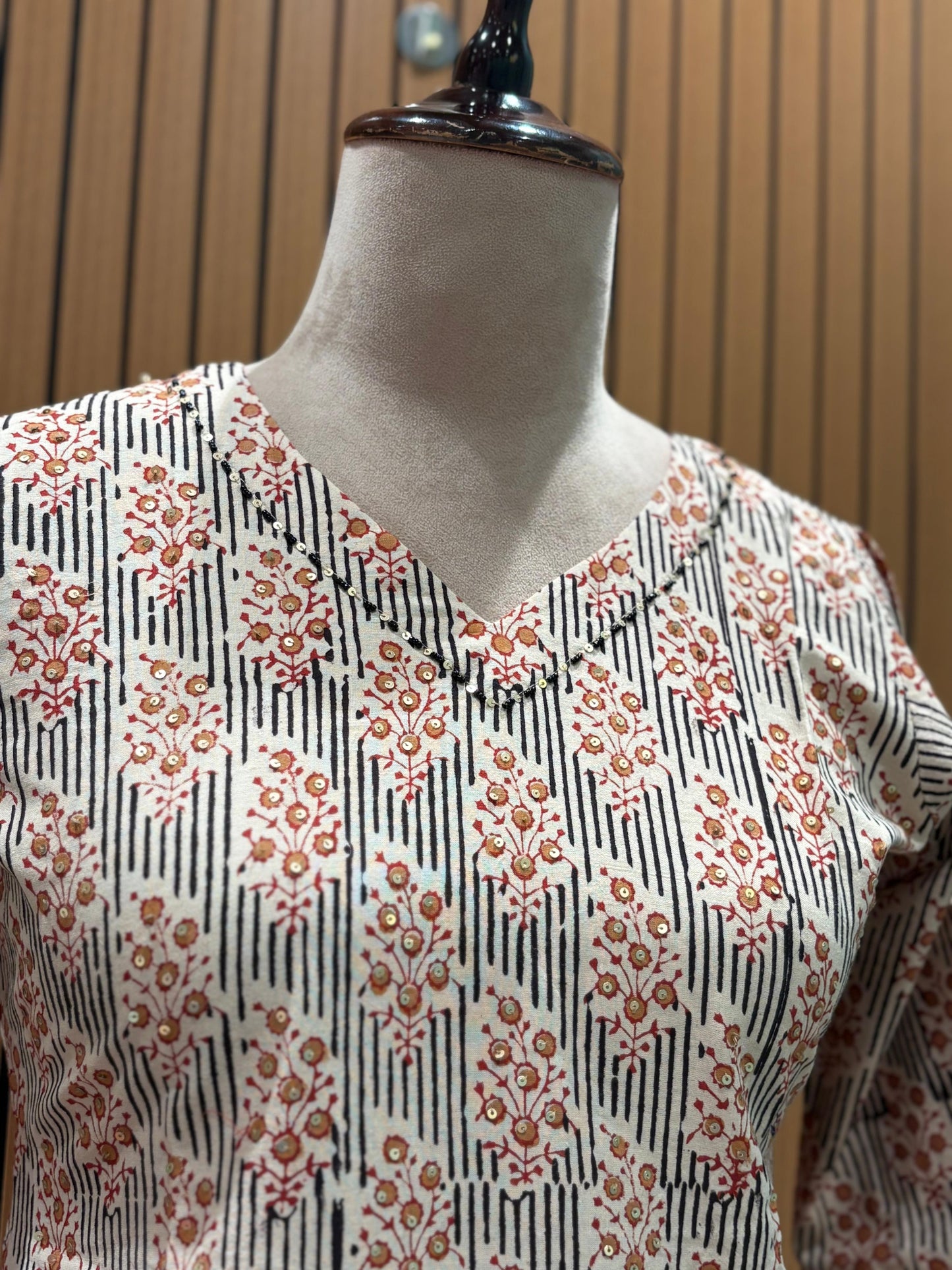 This elegant ethnic set features a printed kurta with lace detailing