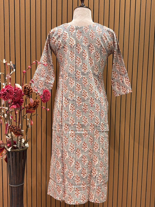 This elegant ethnic set features a printed kurta with lace detailing