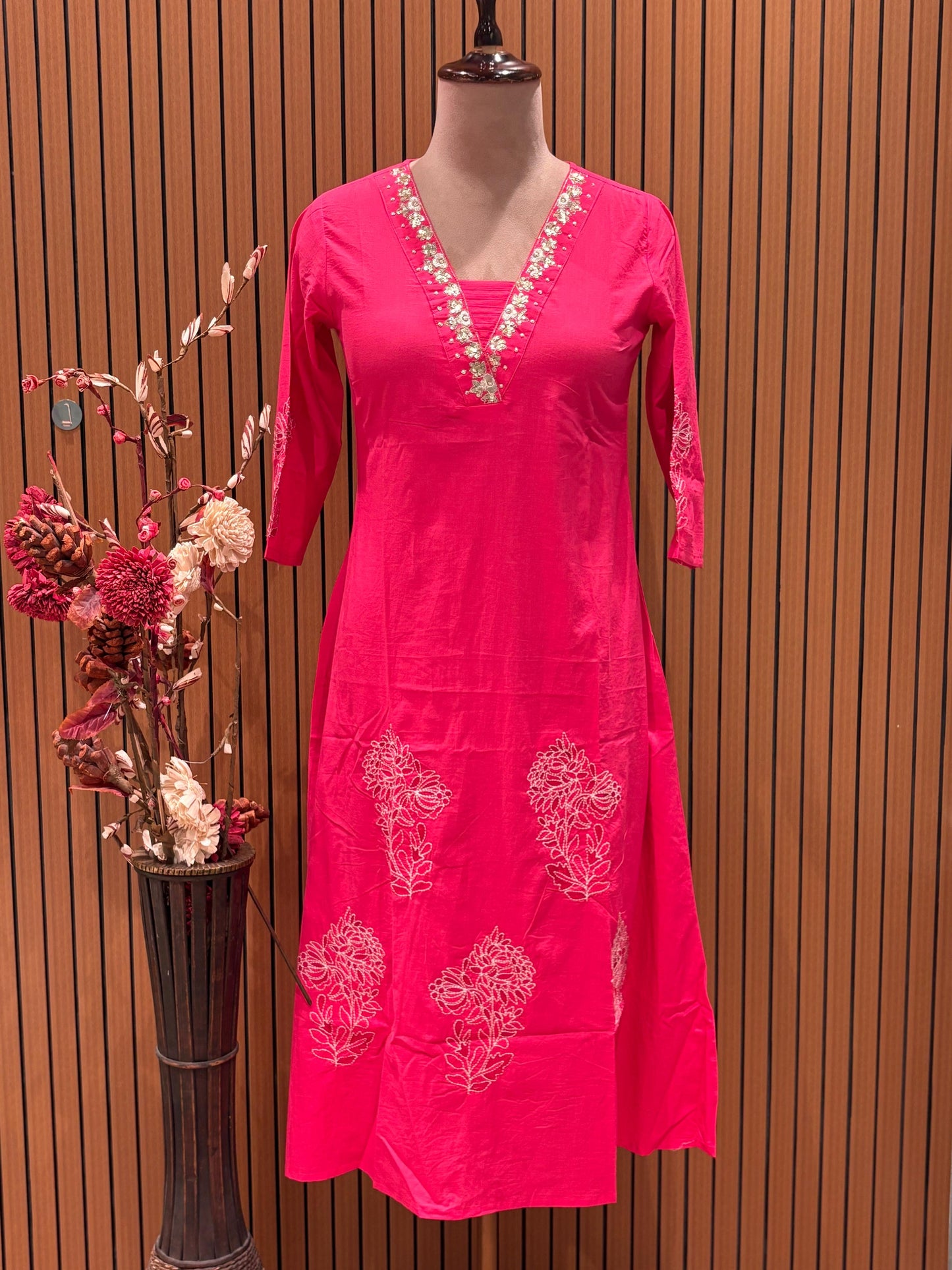 Suit set is a graceful expression of simplicity and charm