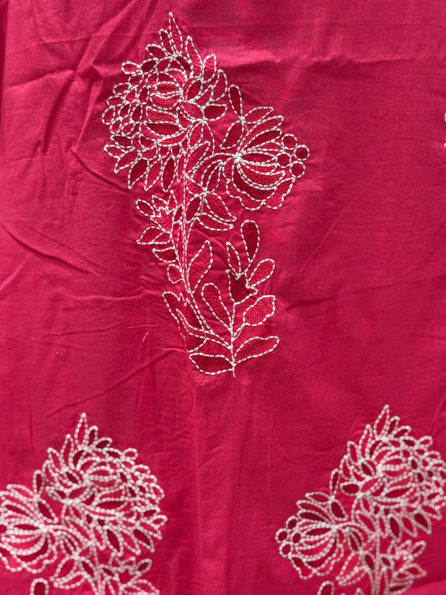 Suit set is a graceful expression of simplicity and charm