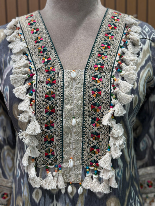 This stylish kurta set features an ikat-inspired print