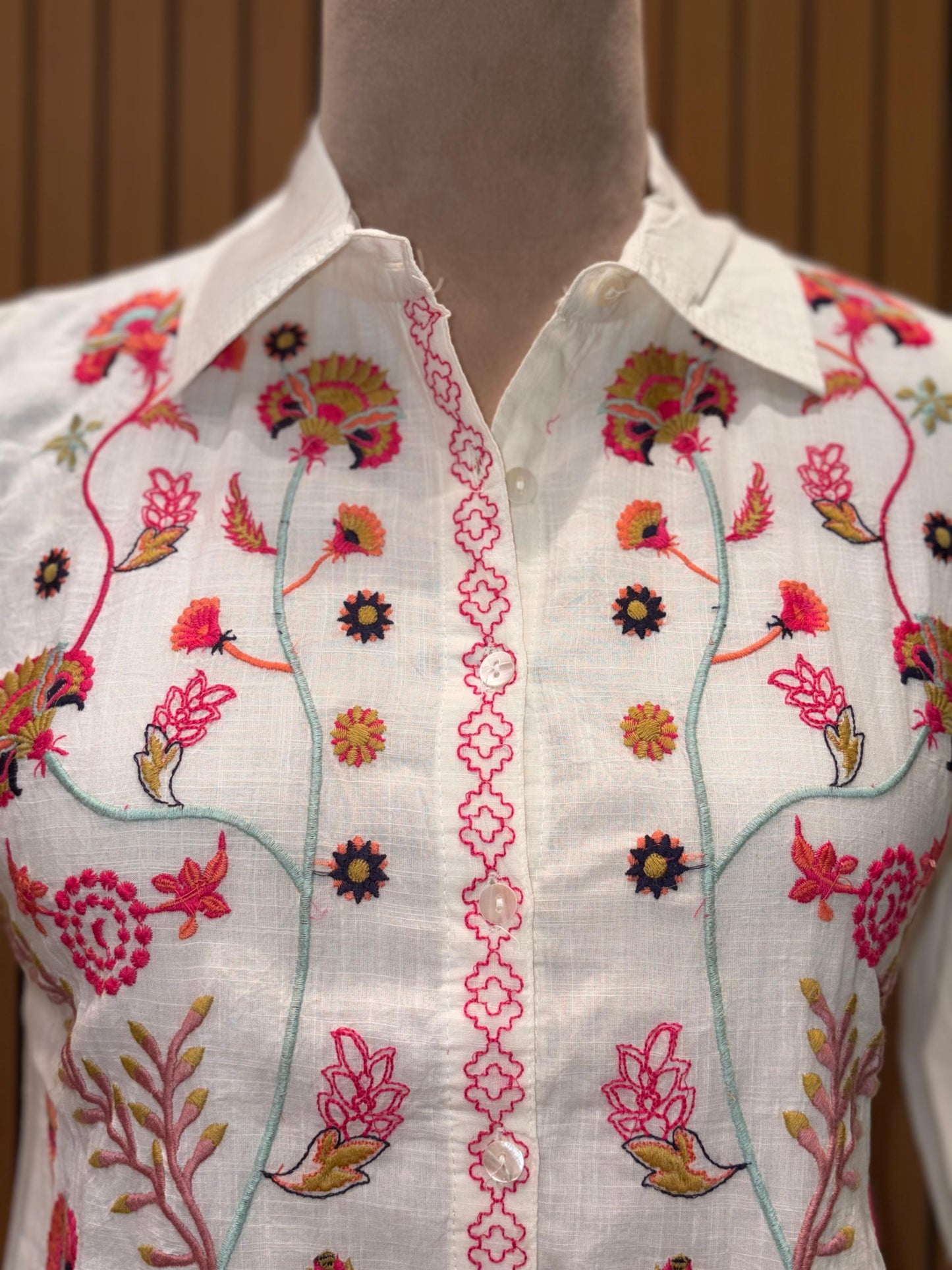 Trendy ethnic co-ord set features a cream-colored cotton fabric