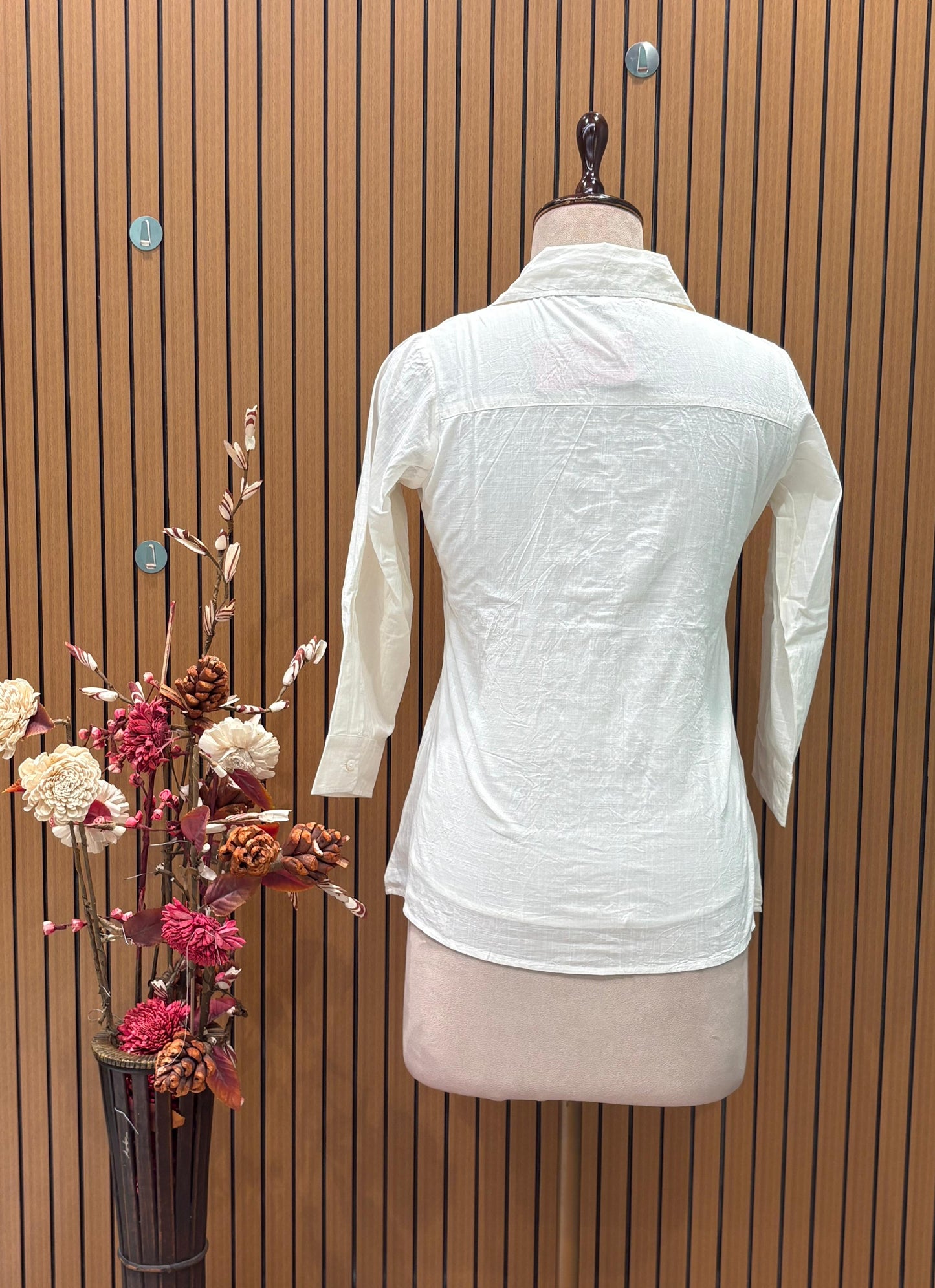 Trendy ethnic co-ord set features a cream-colored cotton fabric