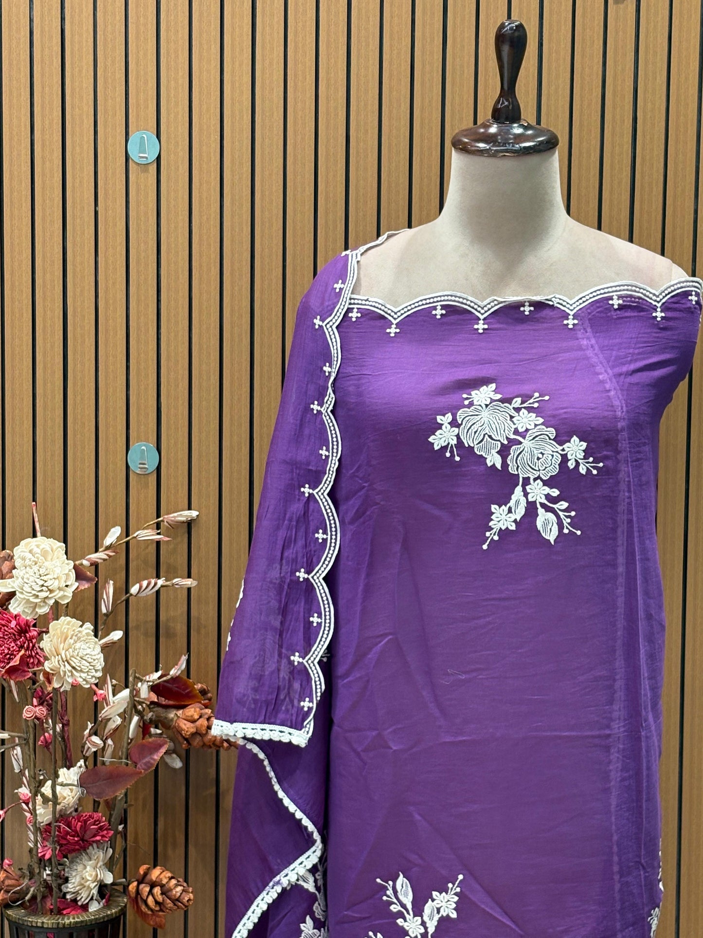 Presenting our unstitched suit set in soft mul cotton