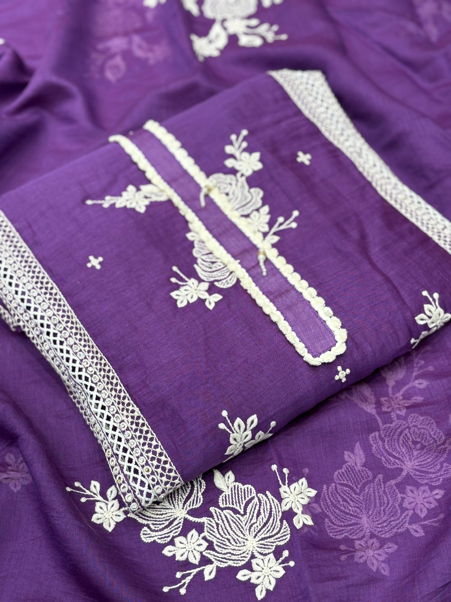 Presenting our unstitched suit set in soft mul cotton