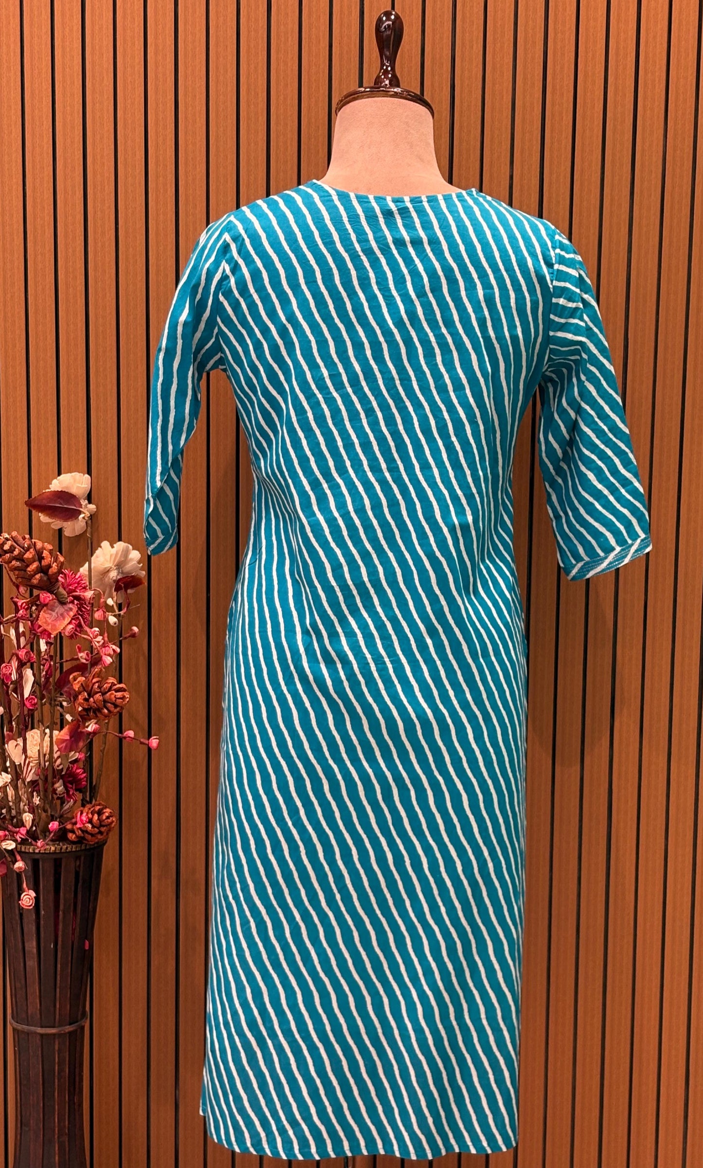 Make a statement in this vibrant turquoise kurti set