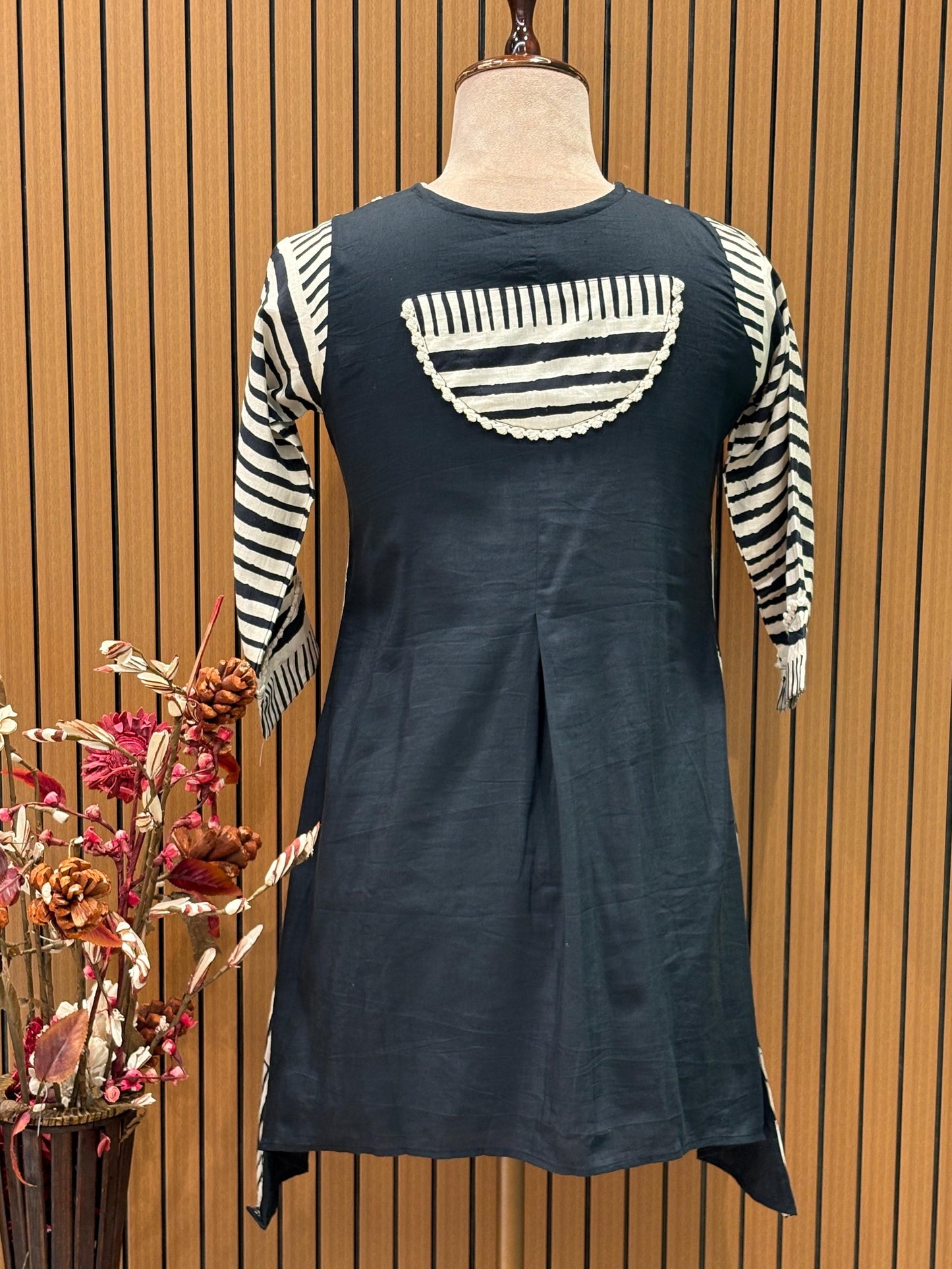 Step into elegance with this black & white printed cord-set