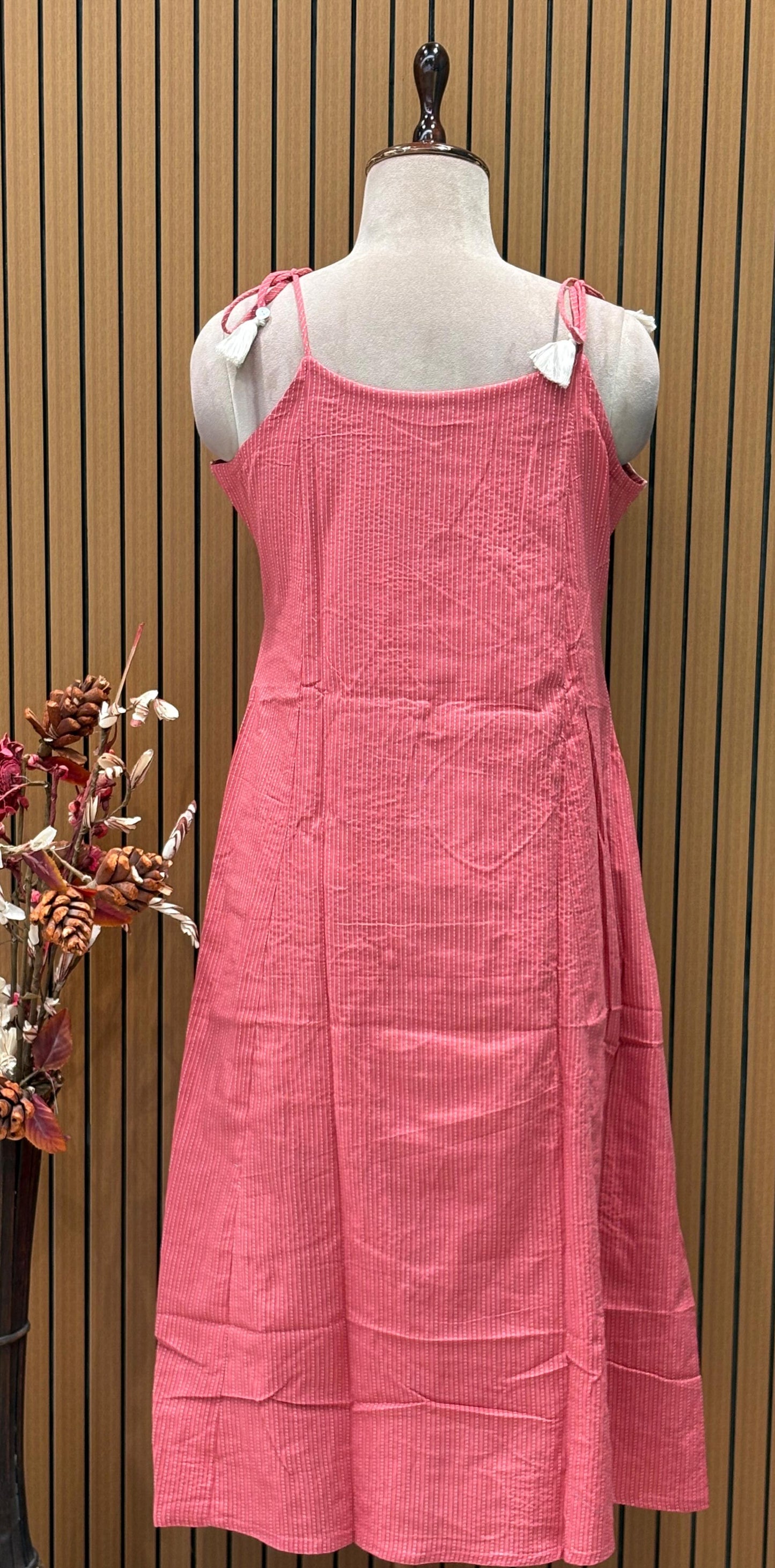 Add charm to your summer wardrobe with our lining cotton kurti-pant set