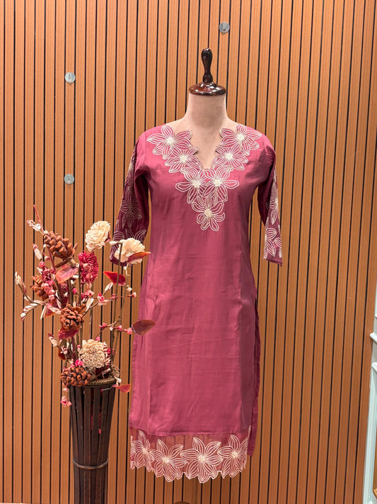 Feel the charm of tradition in this mauve-pink muslin cotton suit set