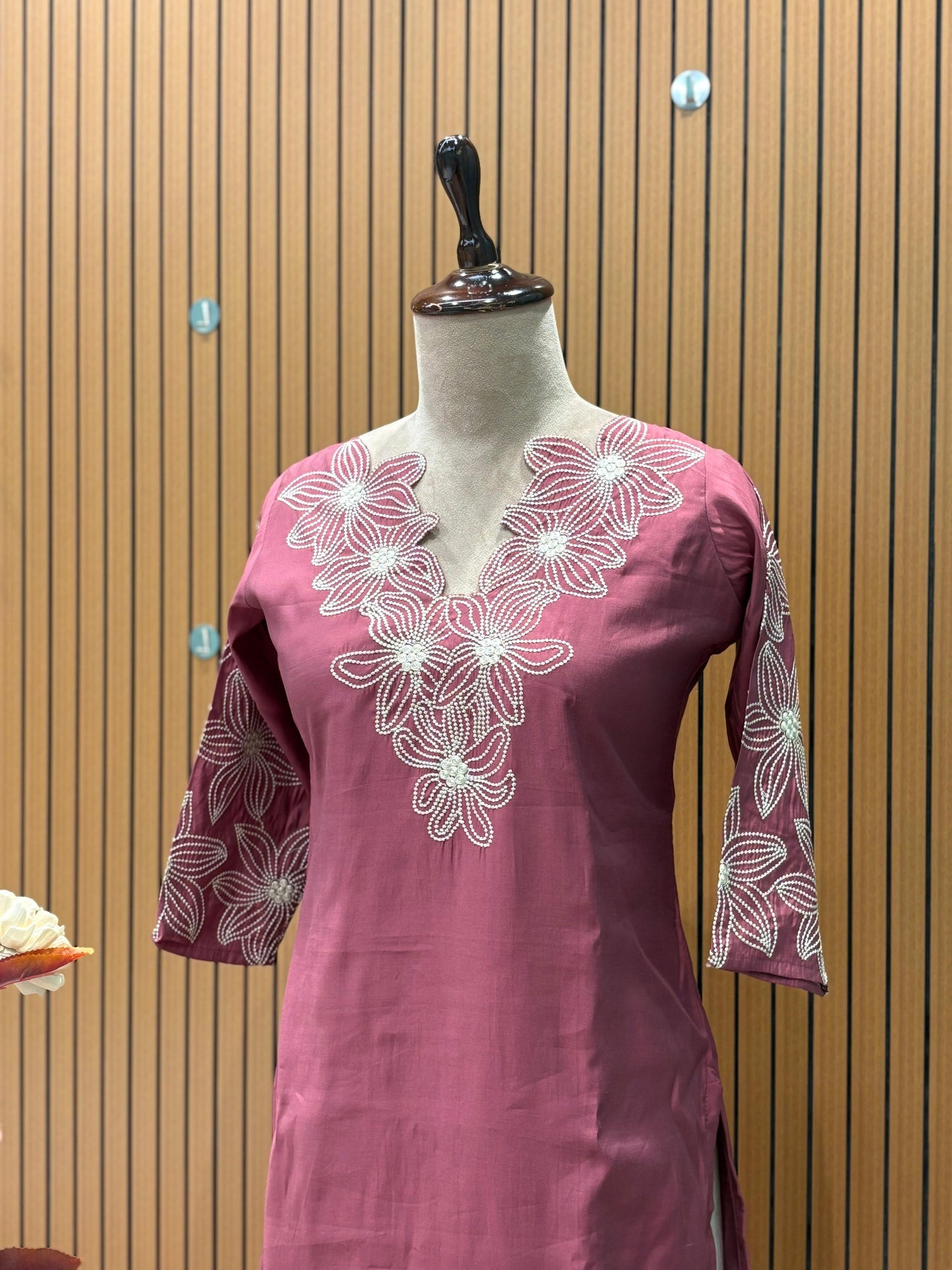 Feel the charm of tradition in this mauve-pink muslin cotton suit set