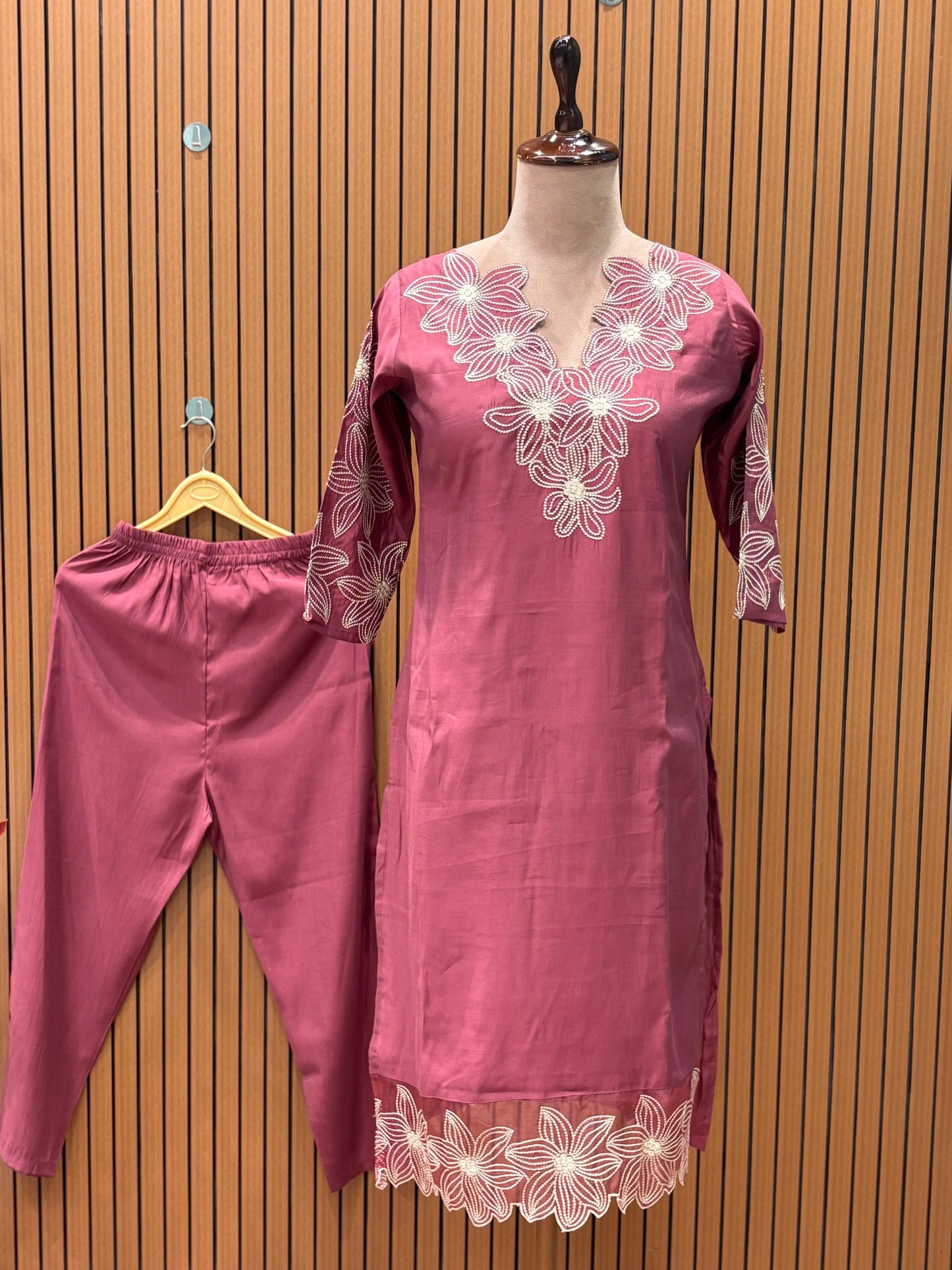 Feel the charm of tradition in this mauve-pink muslin cotton suit set