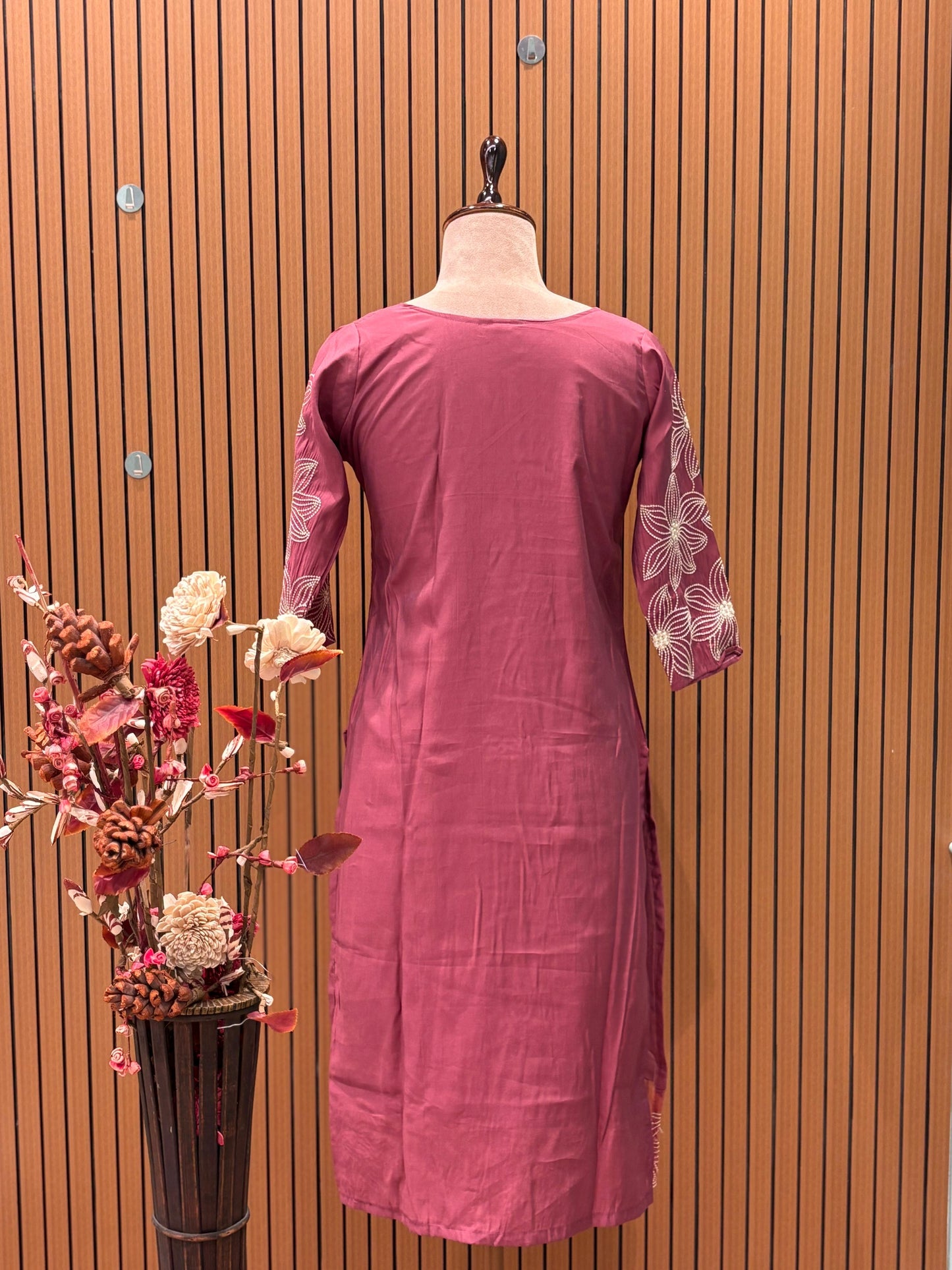 Feel the charm of tradition in this mauve-pink muslin cotton suit set