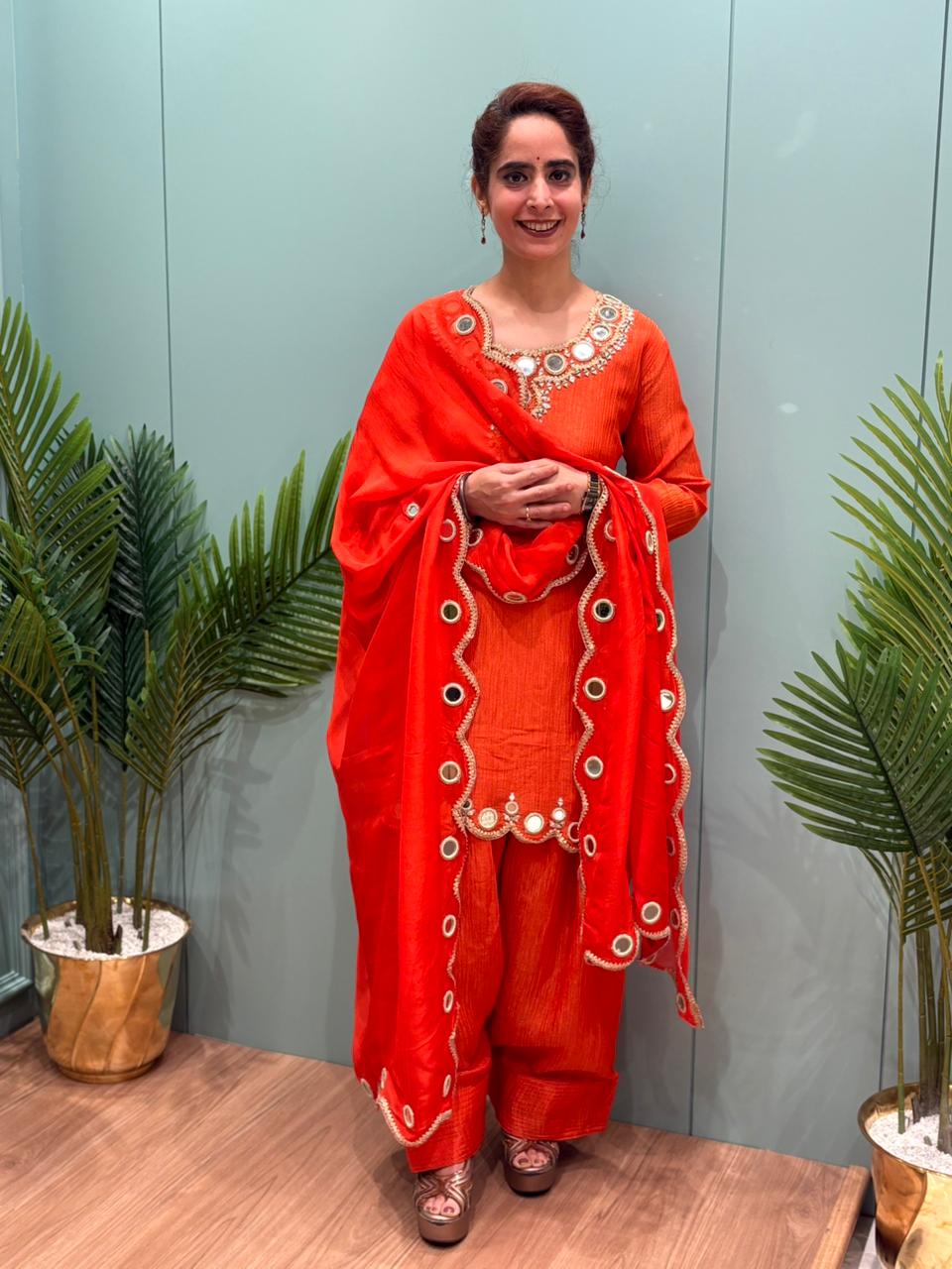 Presenting our luxurious short kurti with farshi salwar