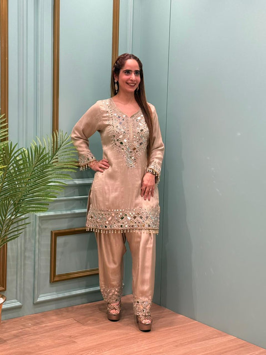 Refined festive elegance to your wardrobe with this stunning short kurta