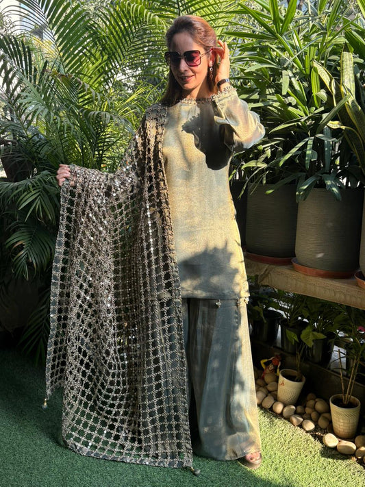 Grace meets effortless glamour in this beautifully crafted kurta set