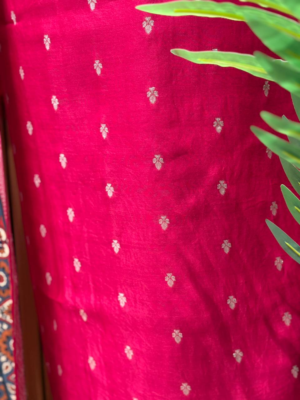 Elegant unstitched fabric suit is crafted with a premium Maheshwari fabric