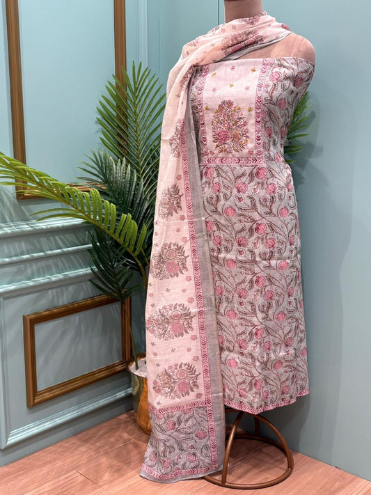 Graceful unstitched suit set is crafted in soft cotton fabric