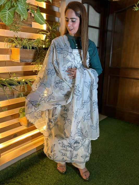 Unstitched suit crafted in soft mul cotton fabric