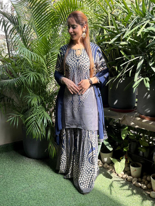 Elegance with this graceful crepe kurta set