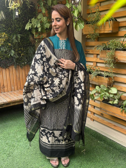 Elegance with this stunning unstitched suit