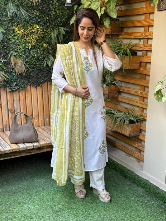 Everyday comfort in this linen cotton kurti set