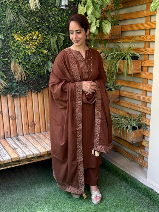 Elegance with this beautifully crafted kurti set,