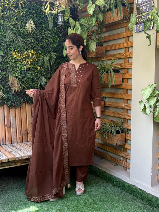 Elegance with this beautifully crafted kurti set,