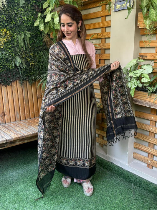 Traditional charm in this pure Maheshwari unstitched suit