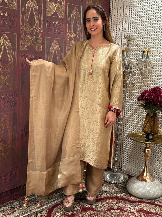 Elegant kurta set is crafted in rich Banarasi silk fabric