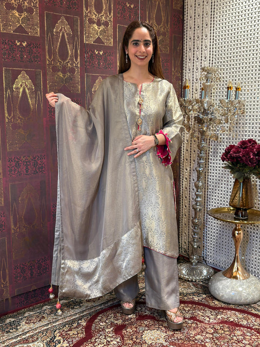 Elegant kurta set is crafted in rich Banarasi silk fabric