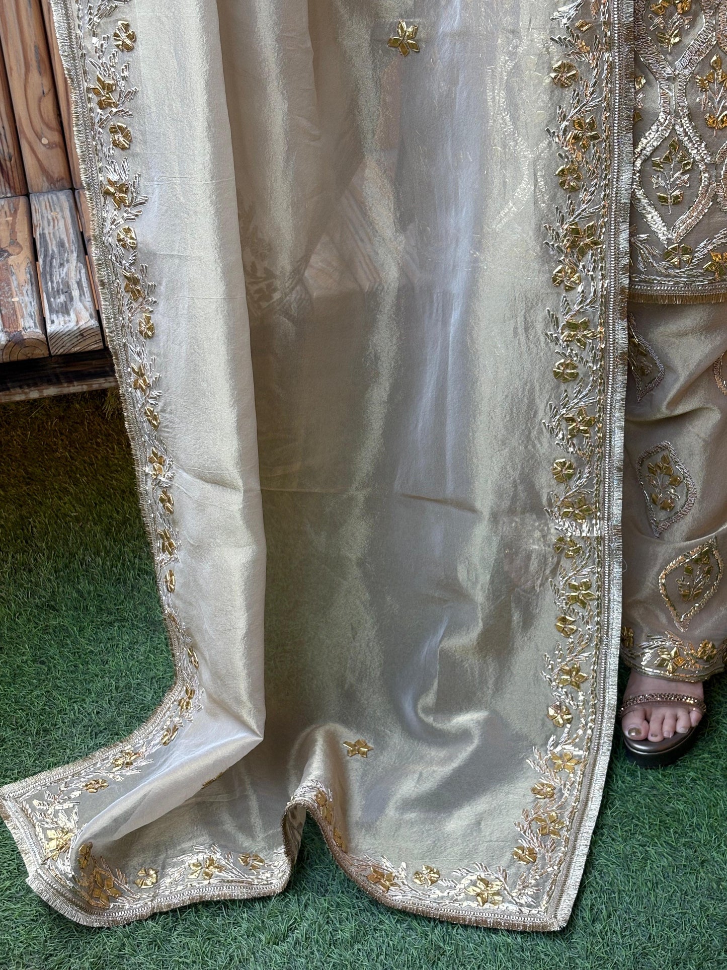 kurta set is crafted in premium shimmer organza fabric