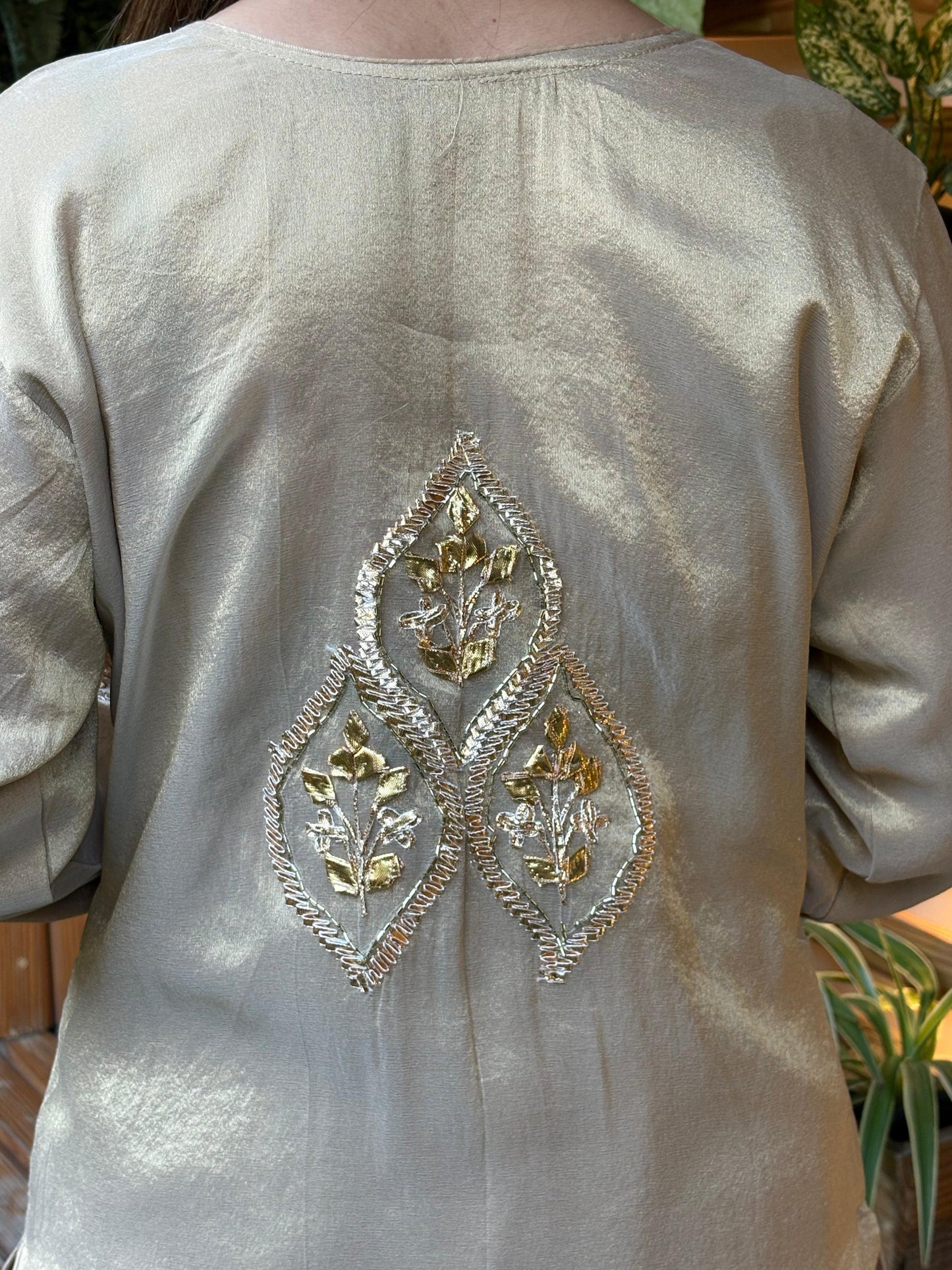 kurta set is crafted in premium shimmer organza fabric