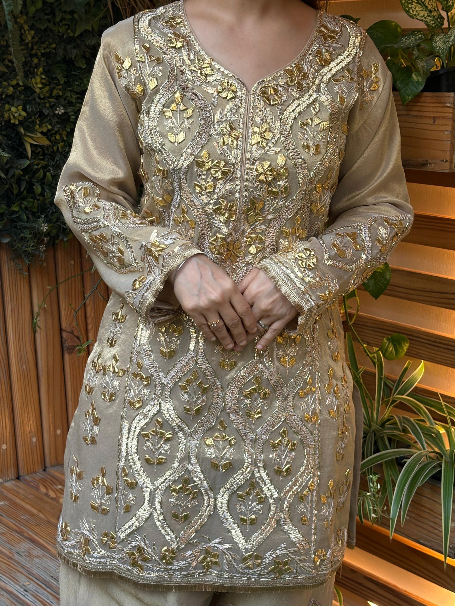 kurta set is crafted in premium shimmer organza fabric