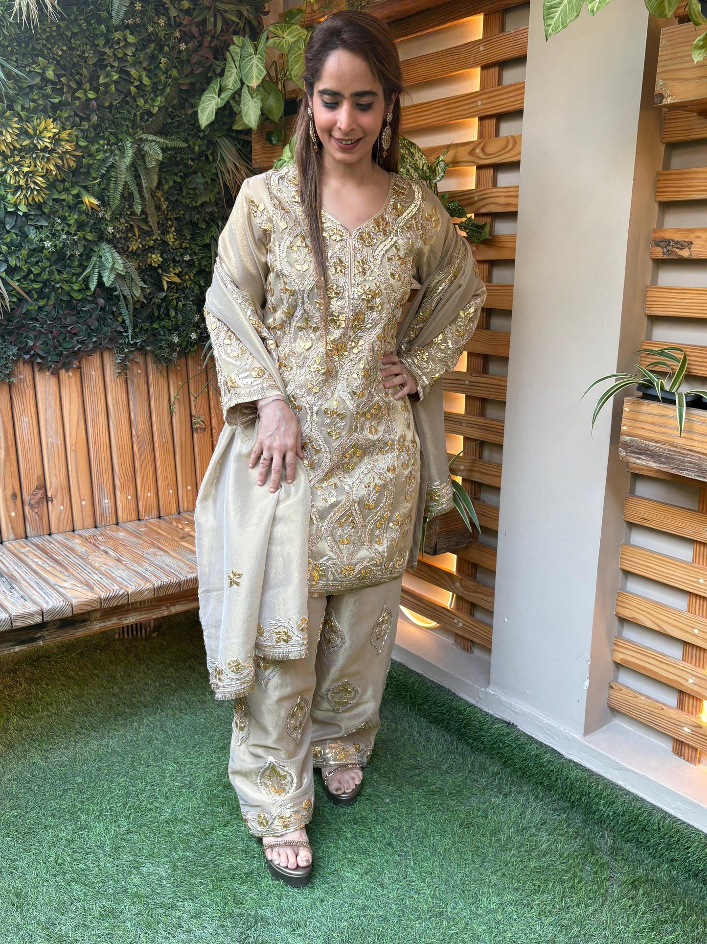 kurta set is crafted in premium shimmer organza fabric