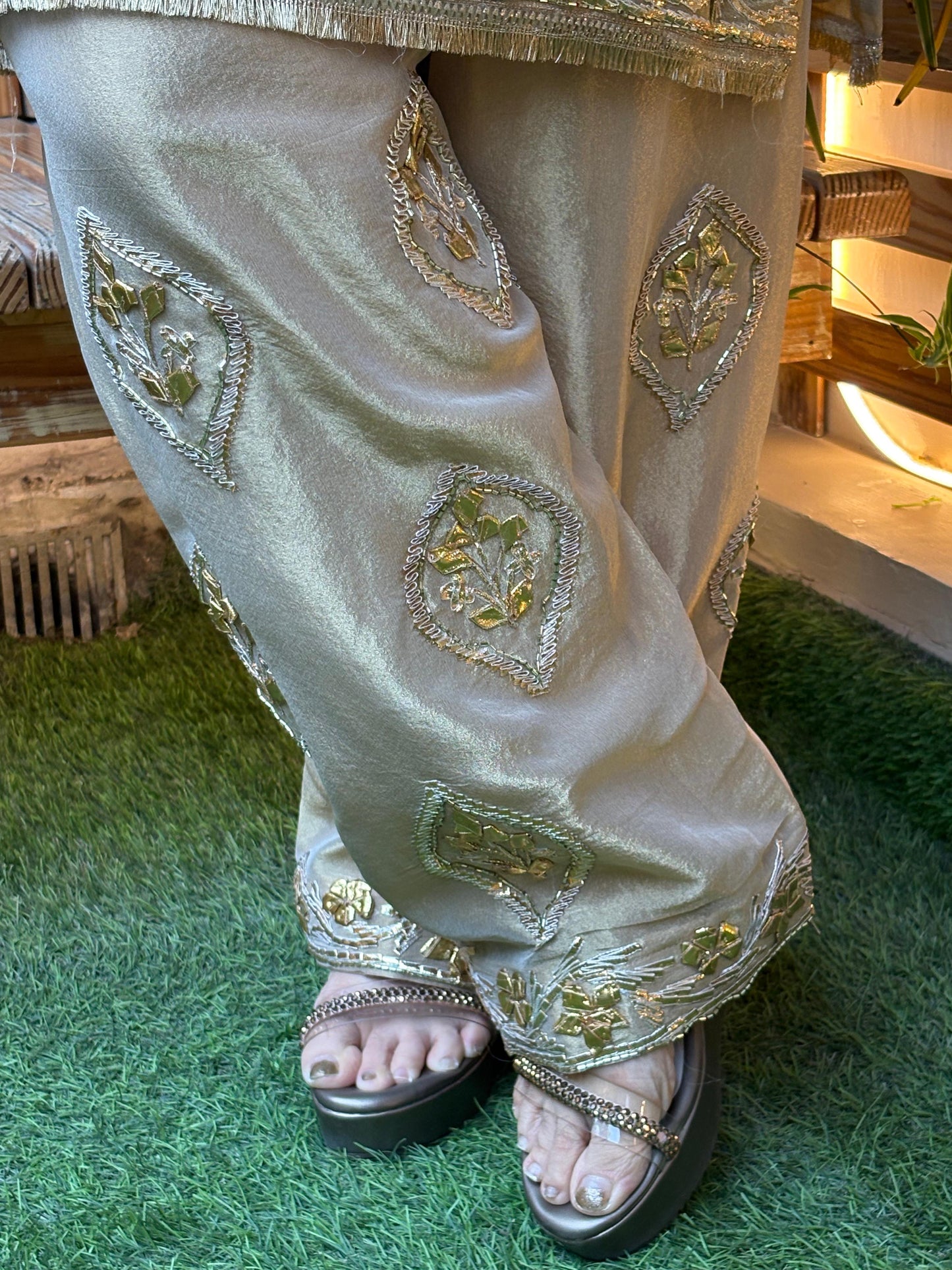 kurta set is crafted in premium shimmer organza fabric