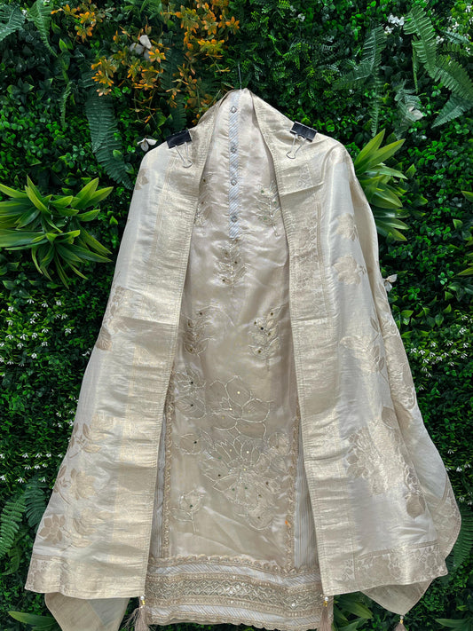 Perfect blend of elegance and festive glamour
