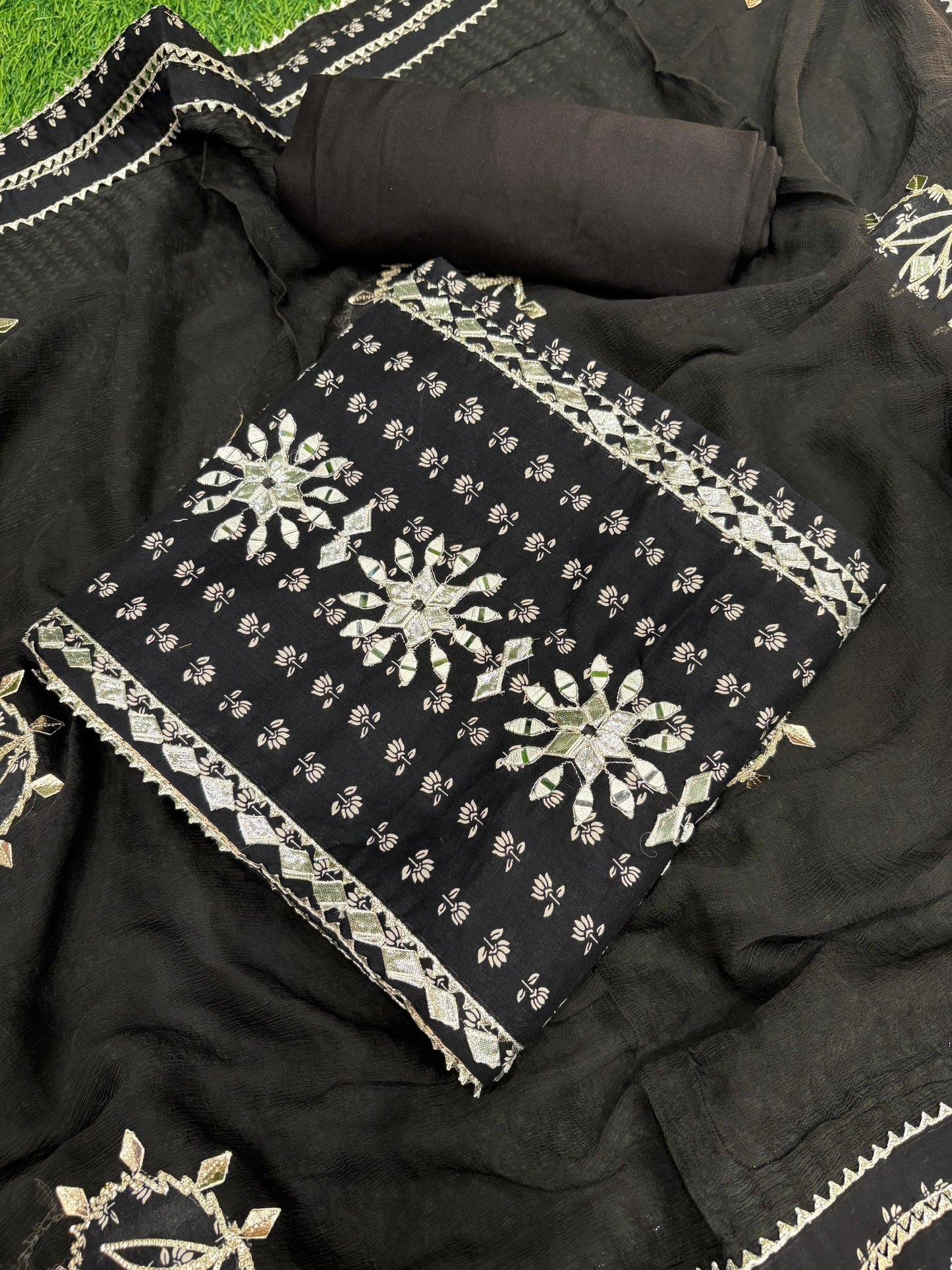 Make a graceful statement with our unstitched pure cotton suit