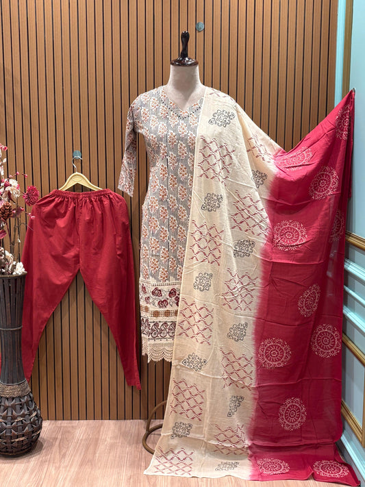 This elegant ethnic set features a printed kurta with lace detailing