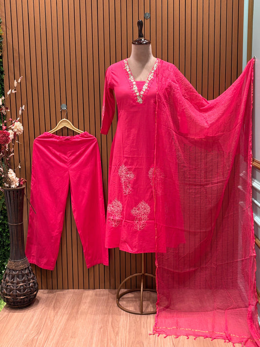 Suit set is a graceful expression of simplicity and charm