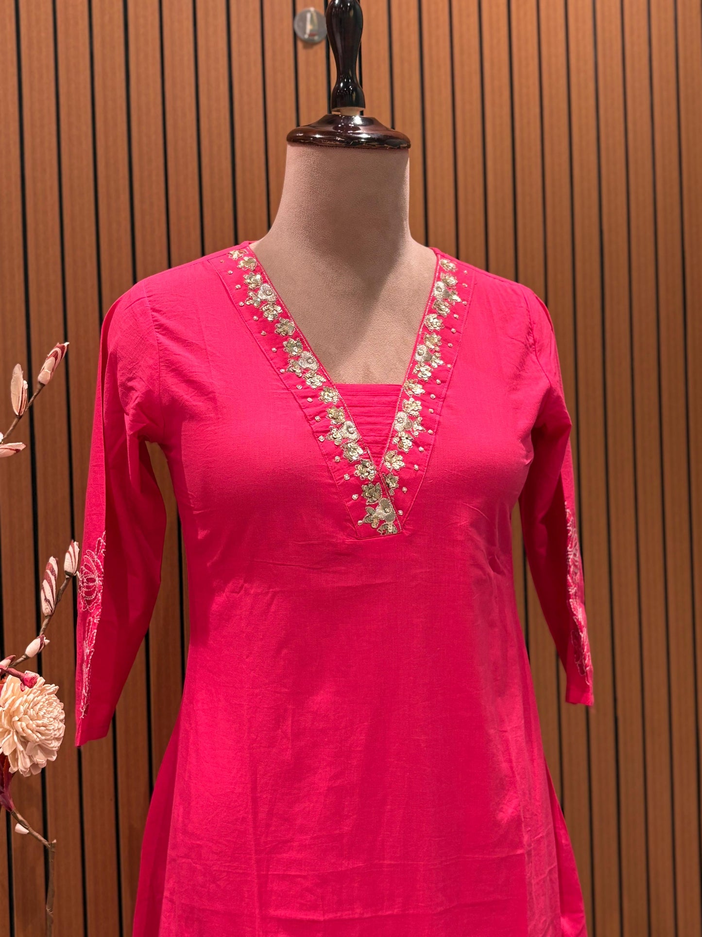 Suit set is a graceful expression of simplicity and charm