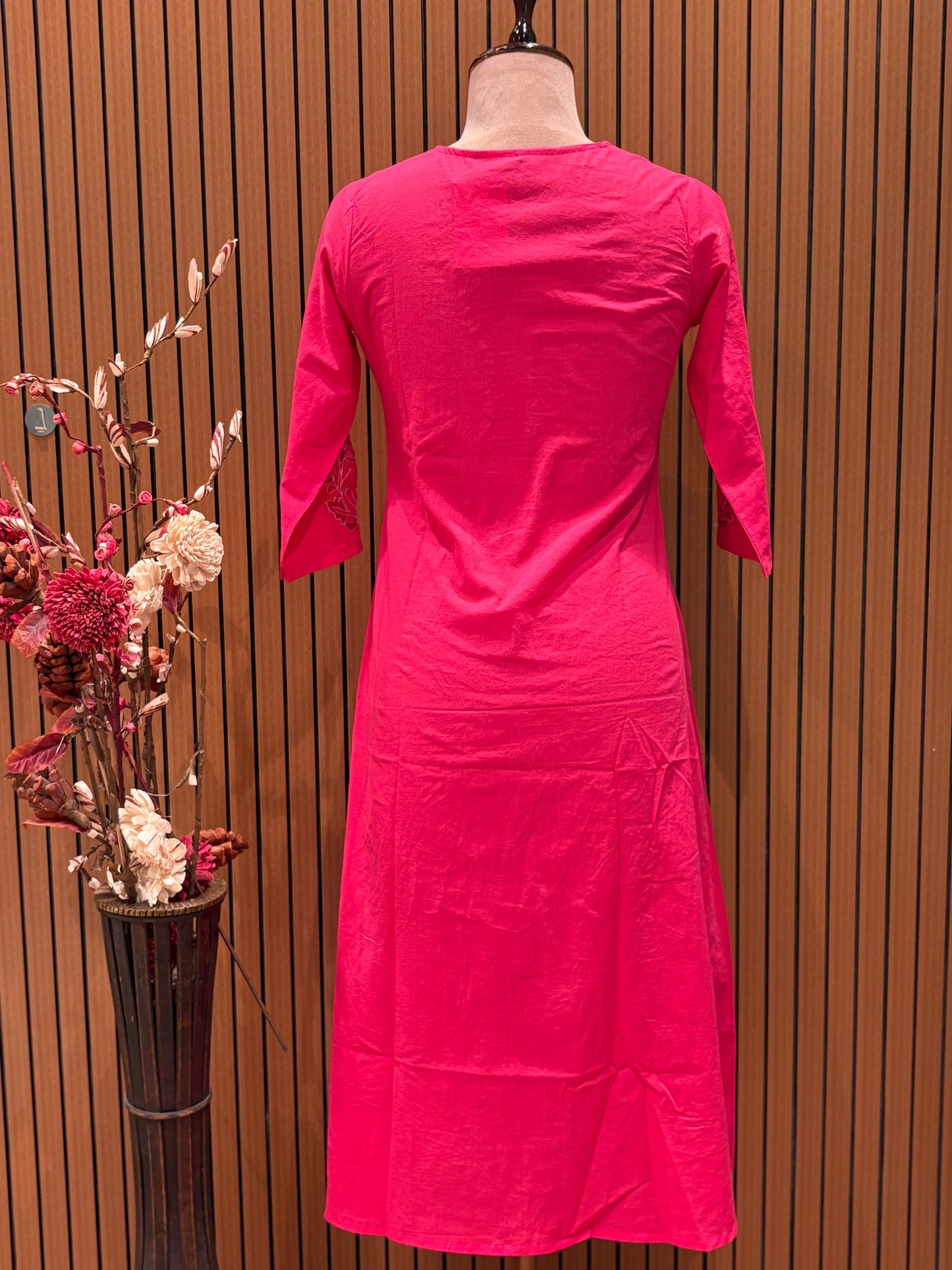Suit set is a graceful expression of simplicity and charm