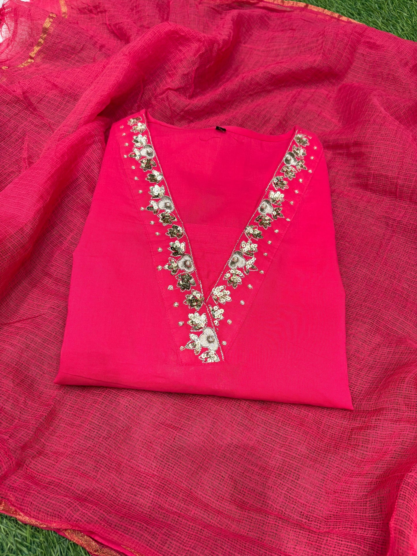 Suit set is a graceful expression of simplicity and charm