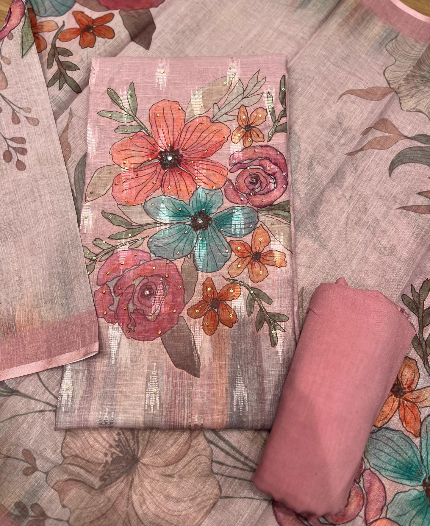 Graceful note print with subtle weaving patterns